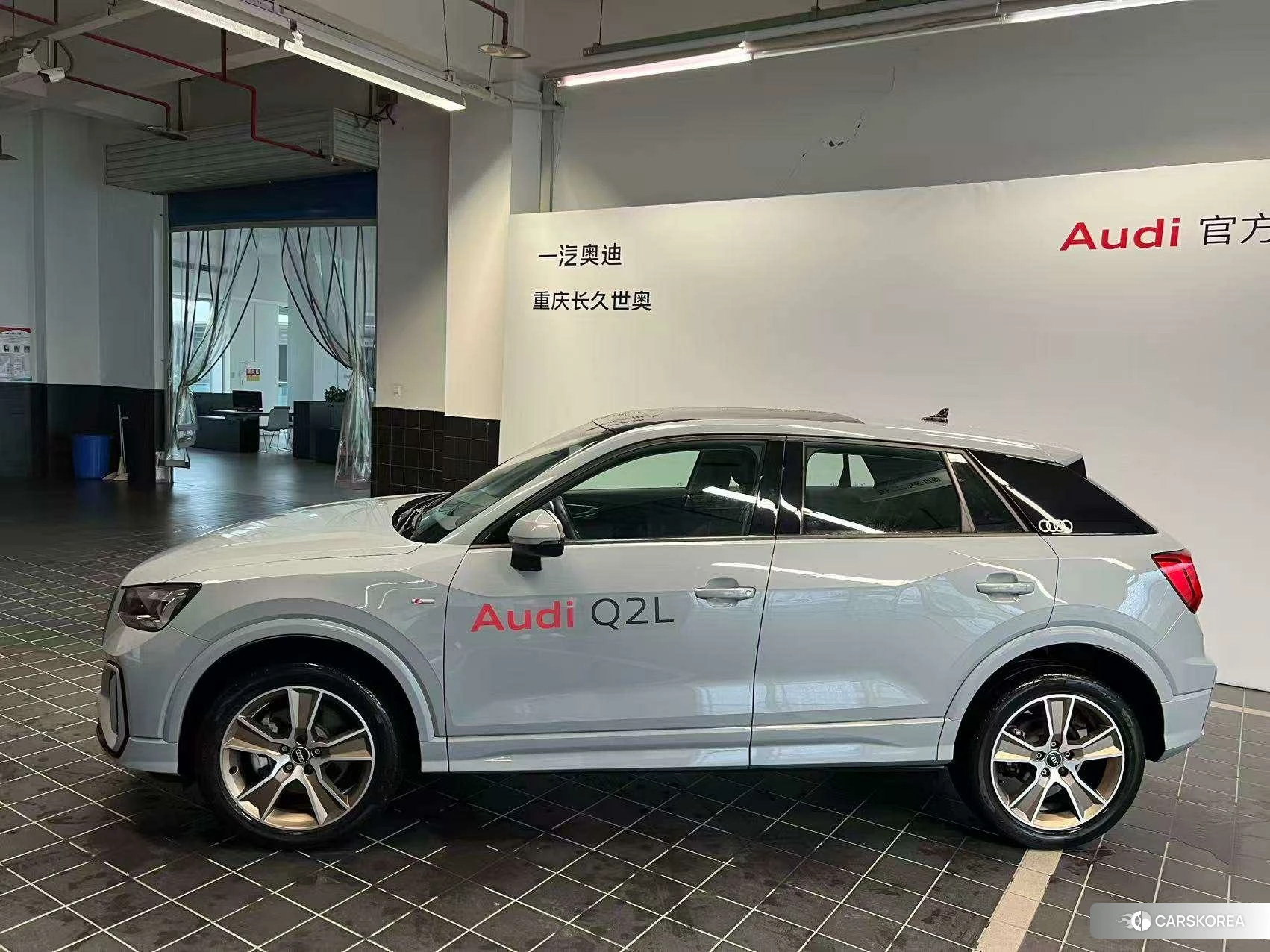 Audi Q2L 2023 Серебристо-серый из Китая, фото 5