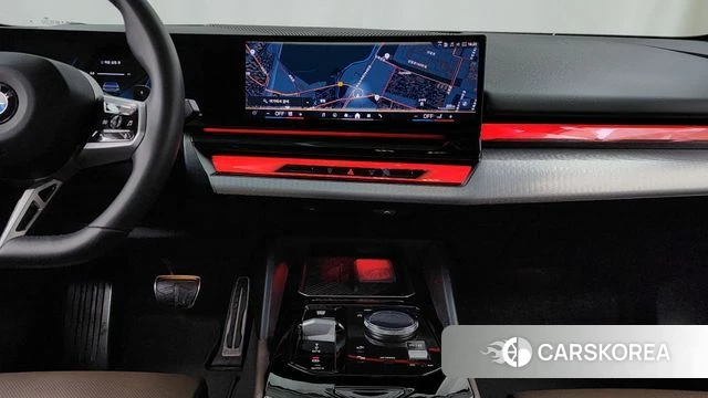 BMW 5 Series (G60) 2024 Серебристо-серый из Кореи, фото 5