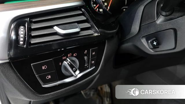 BMW 5 Series (G30) 2018 Белый из Кореи, фото 5