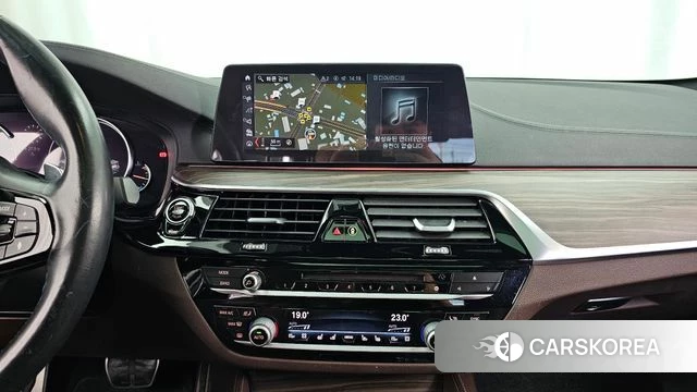 BMW 5 Series (G30) 2018 Серебристо-серый из Кореи, фото 5