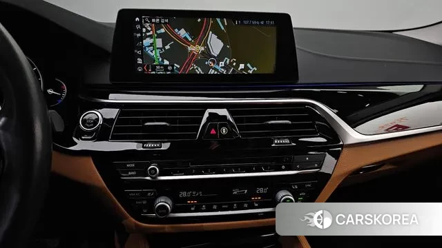 BMW 5 Series (G30) 2018 Белый из Кореи, фото 5