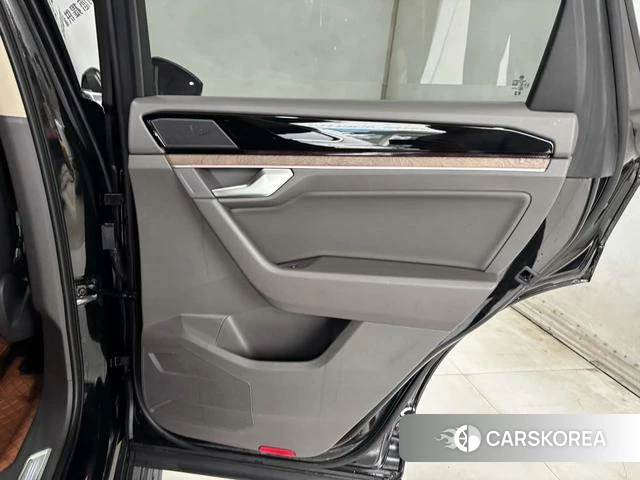 Volkswagen Touareg 2024 Черный из Китая, фото 5