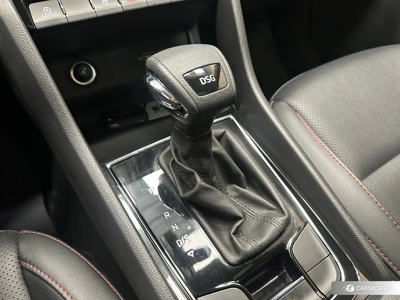 Skoda Karoq 2023 Champagne/brown из Китая, фото 5