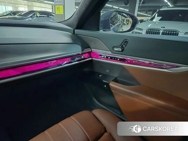 BMW 7 Series (G70) 2023 Светло-серебряный цвет из Кореи, фото 5