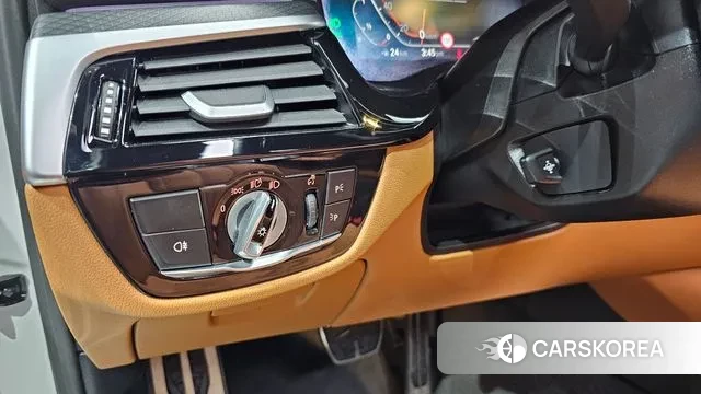 BMW 5 Series (G30) 2023 Белый из Кореи, фото 5