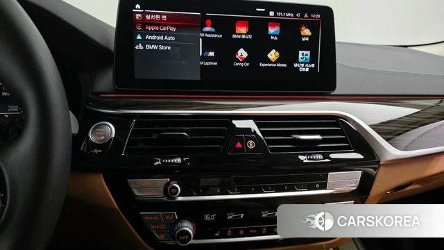 BMW 5 Series (G30) 2023 Серебристо-серый из Кореи, фото 5