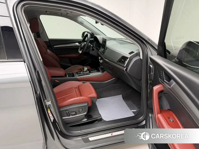Audi Q5L 2021 Темно-серый из Китая, фото 5