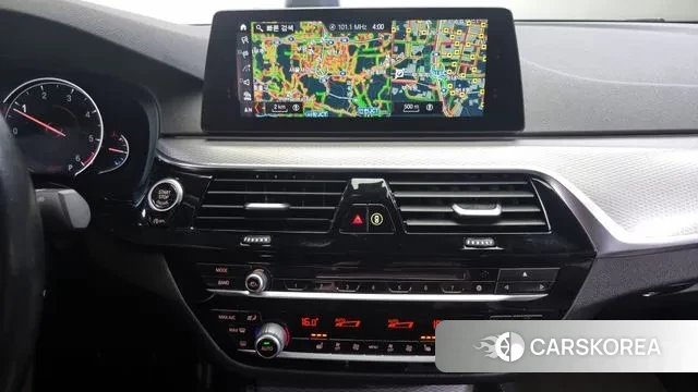 BMW 5 Series (G30) 2018 Серебристо-серый из Кореи, фото 5