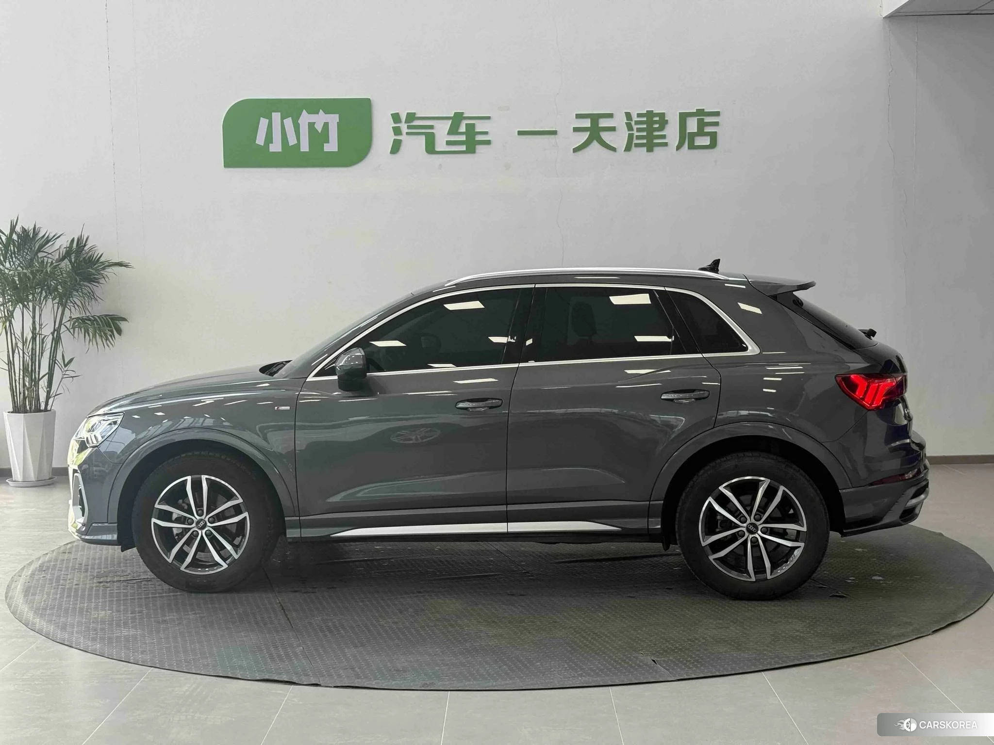 Audi Q3 2021 Темно-серый из Китая, фото 5