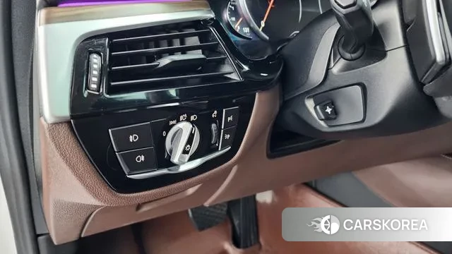 BMW 5 Series (G30) 2018 Белый из Кореи, фото 5