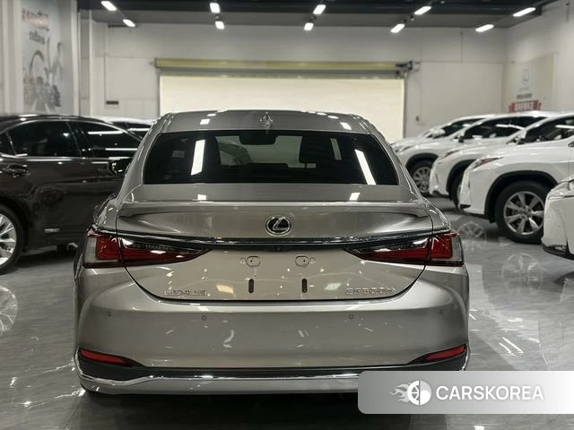 Lexus ES 2024 Серебристо-серый из Китая, фото 5
