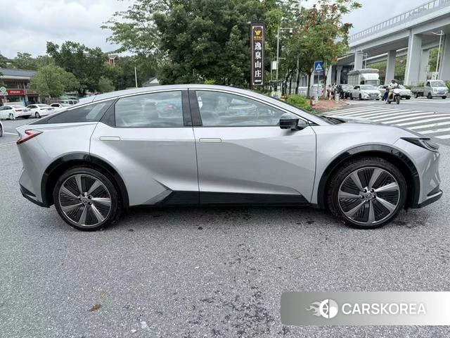 Toyota bZ5 2026 Серебристо-серый из Китая, фото 5