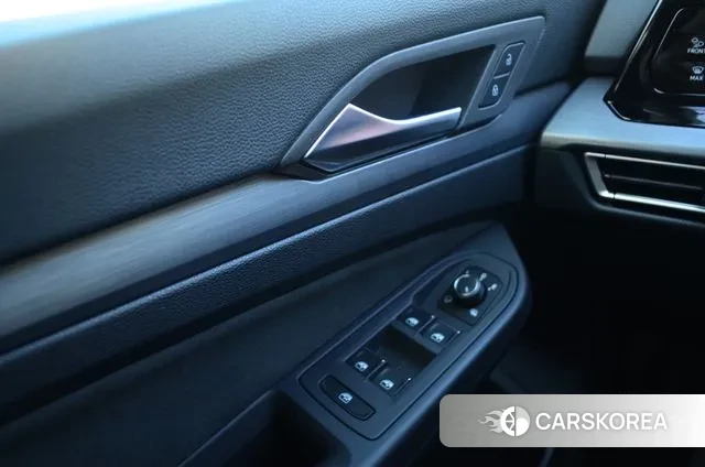 Volkswagen Golf 8th Generation 2024 Черный из Кореи, фото 5