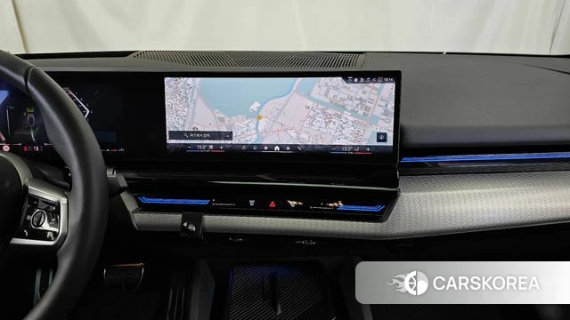 BMW 5 Series (G60) 2024 Серебристо-серый из Кореи, фото 5