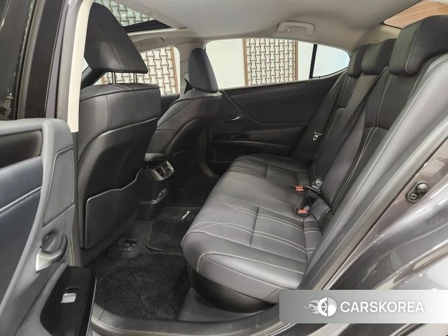 Lexus ES300h 7th generation 2024 Серый из Кореи, фото 5