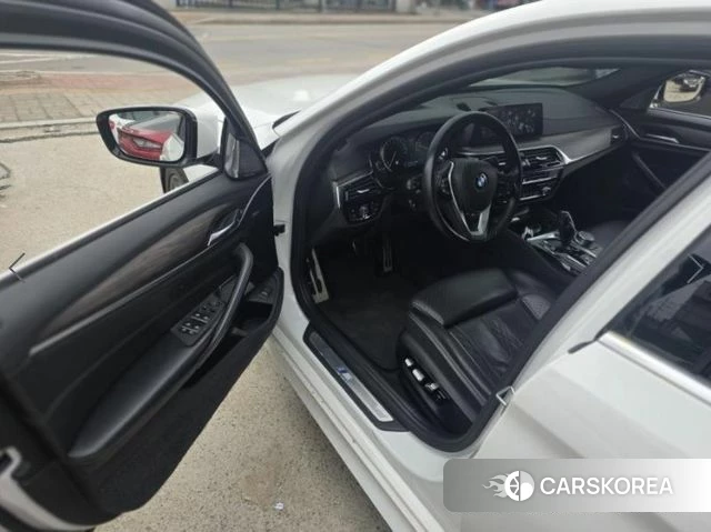 BMW 5 Series (G30) 2018 Белый из Кореи, фото 5