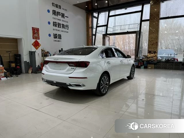Kia K3 2023 Белый из Китая, фото 5
