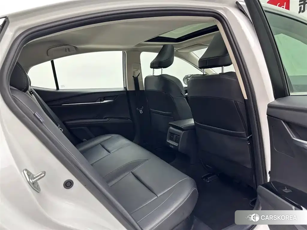 Toyota Camry 2024 Белый из Китая, фото 6