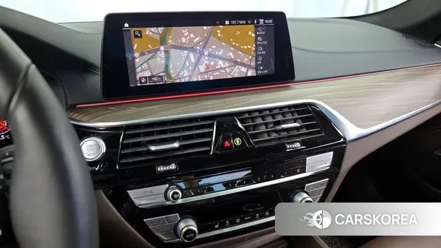 BMW 5 Series (G30) 2020 Белый из Кореи, фото 5