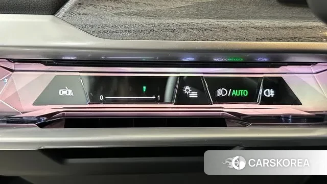 BMW 7 Series (G70) 2024 Светло-серебряный цвет из Кореи, фото 5