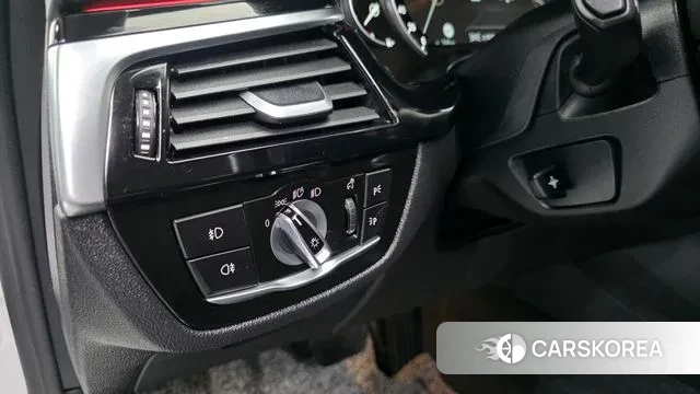 BMW 5 Series (G30) 2018 Белый из Кореи, фото 5