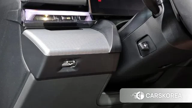 BMW 5 Series (G60) 2025 Светло-серебряный цвет из Кореи, фото 5