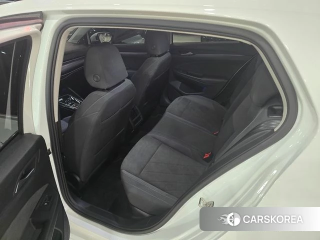 Volkswagen Golf 8th Generation 2023 Белый из Кореи, фото 5