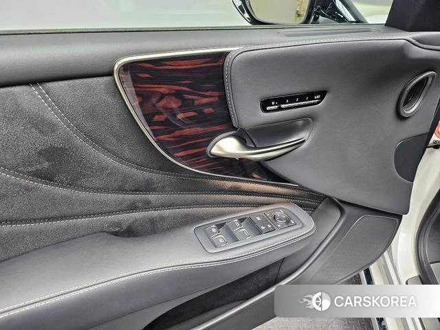 Lexus LS500h 5th generation 2022 Белый из Кореи, фото 5
