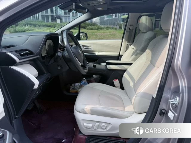 Toyota Saina 2024 Серебристо-серый из Китая, фото 5