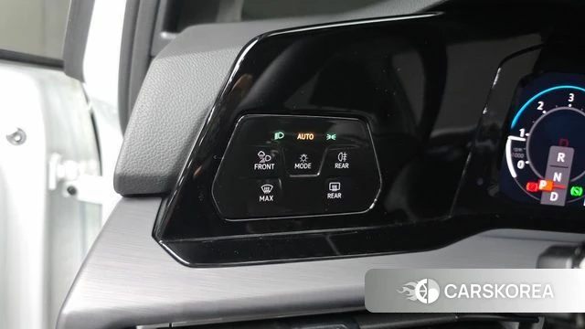 Volkswagen Golf 8th Generation 2023 Белый из Кореи, фото 5