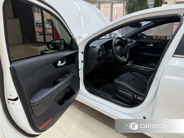 Kia K3 2023 Белый из Китая, фото 5