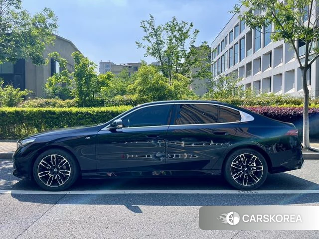 BMW 5 series 2025 Черный из Китая, фото 5