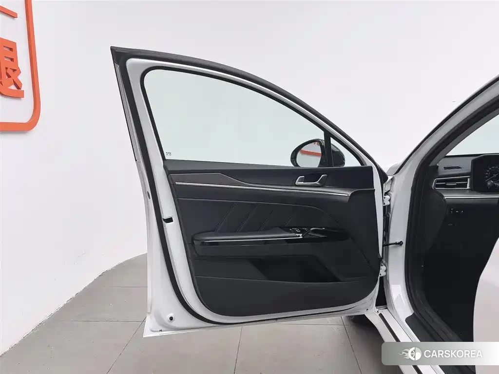 Kia K5 2023 Белый из Китая, фото 5