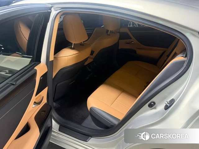 Lexus ES300h 7th generation 2021 Светло-серебряный цвет из Кореи, фото 5