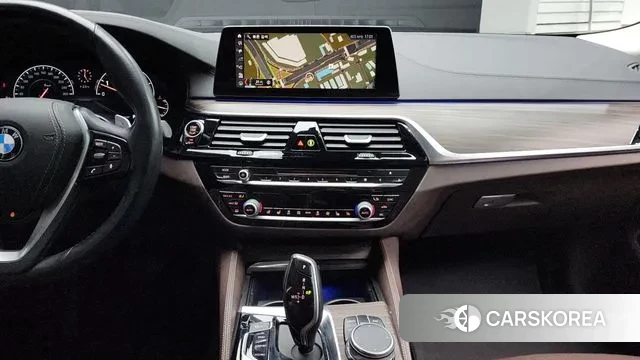 BMW 5 Series (G30) 2019 Серебристо-серый из Кореи, фото 5