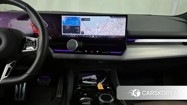 BMW 5 Series (G60) 2024 Светло-серебряный цвет из Кореи, фото 5