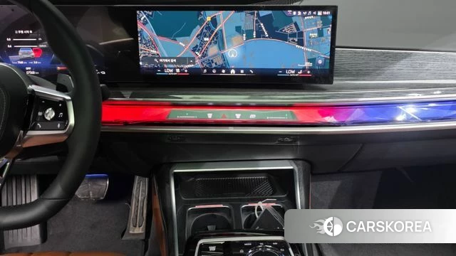 BMW 7 Series (G70) 2025 Светло-серебряный цвет из Кореи, фото 5