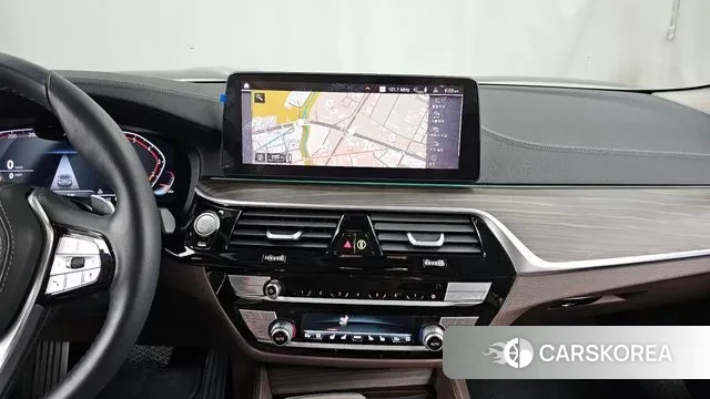 BMW 5 Series (G30) 2023 Белый из Кореи, фото 5