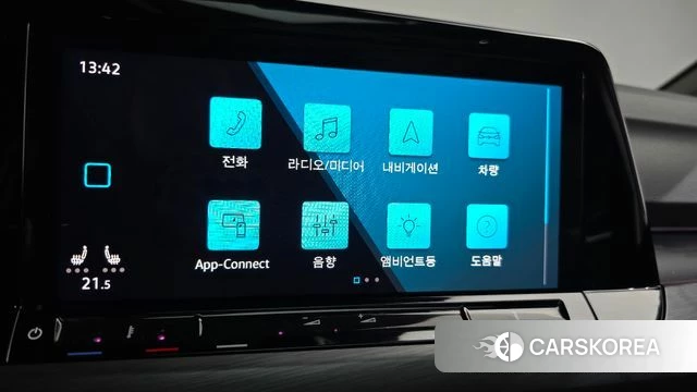 Volkswagen Golf 8th Generation 2023 Белый из Кореи, фото 5