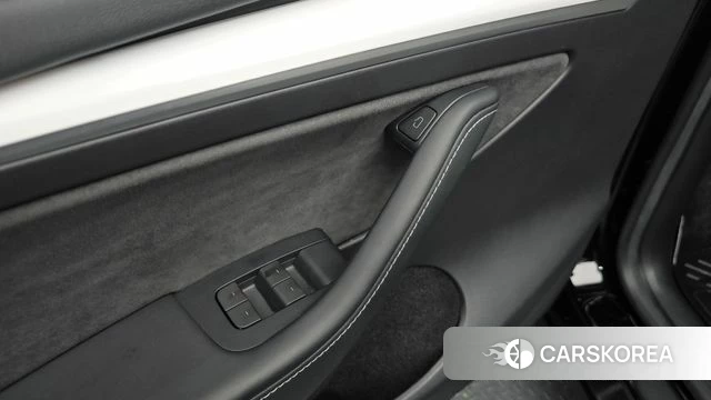 Tesla Model Y 2023 Черный из Кореи, фото 5
