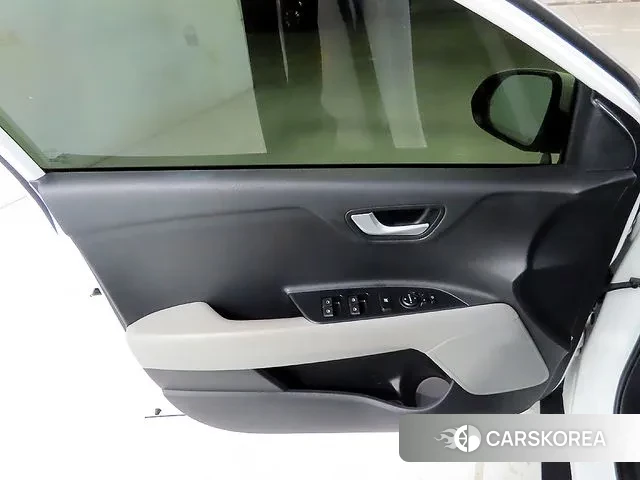 Kia Stonic 2018 Белый из Кореи, фото 5