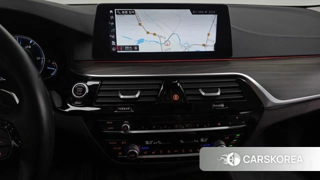 BMW 5 Series (G30) 2018 Белый из Кореи, фото 5