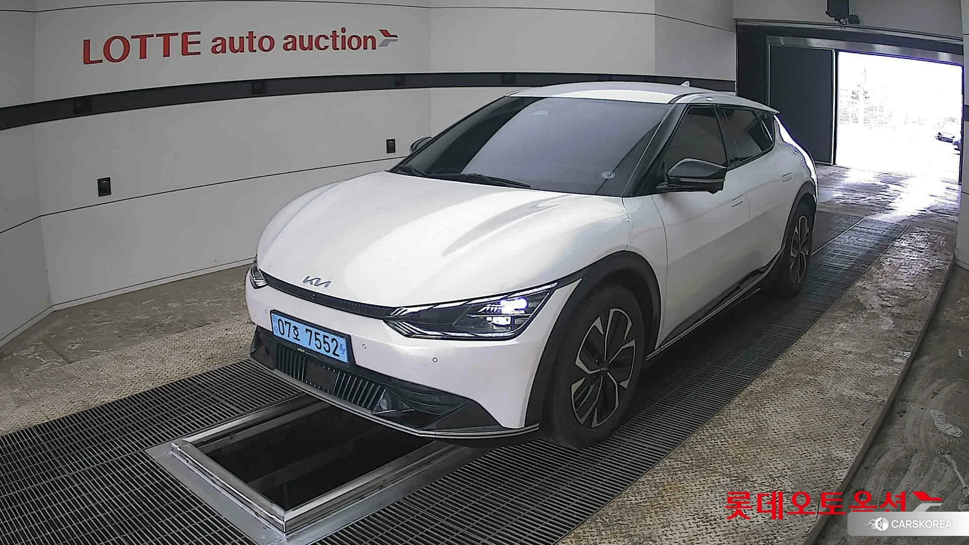 Kia EV6 2022 Snow White Pearl из Кореи, фото 5