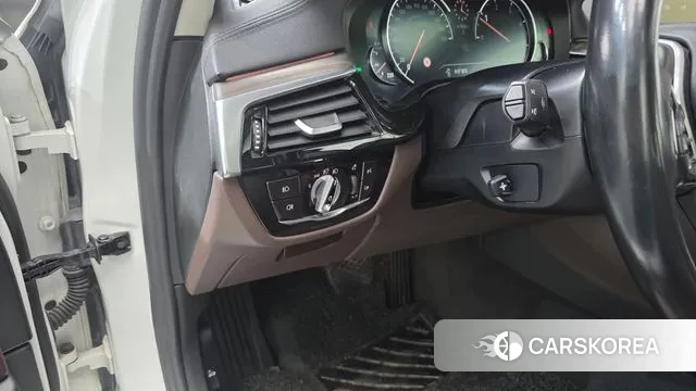 BMW 5 Series (G30) 2018 Белый из Кореи, фото 5