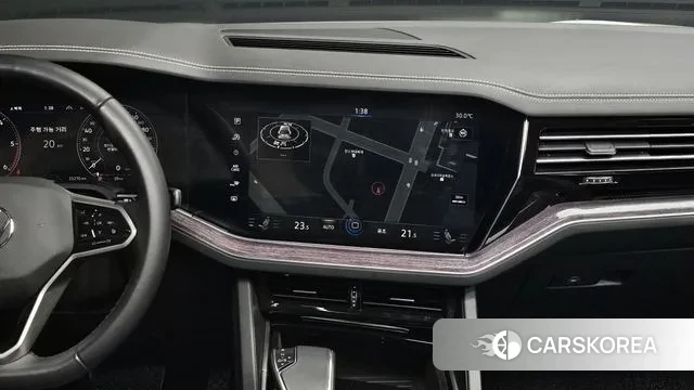 Volkswagen Touareg 3rd generation 2023 Белый из Кореи, фото 5