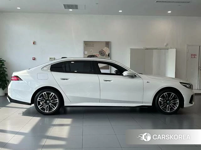 BMW 5 series 2024 Белый из Китая, фото 5