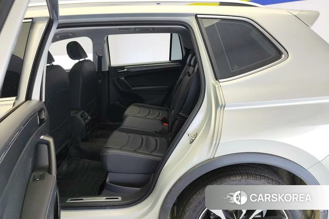 Volkswagen Tiguan L 2021 Темно-серый из Китая, фото 5
