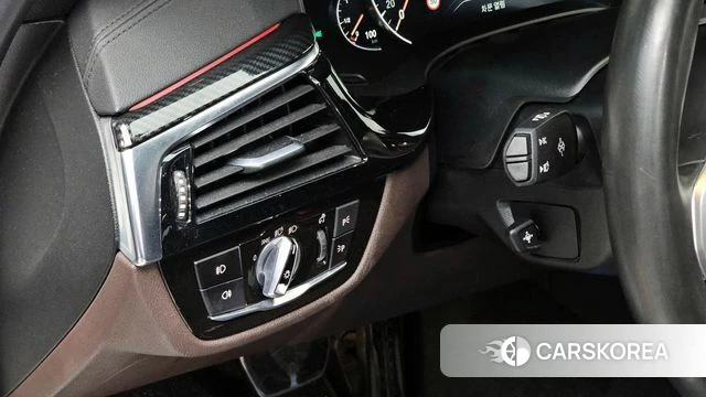 BMW 5 Series (G30) 2018 Белый из Кореи, фото 5