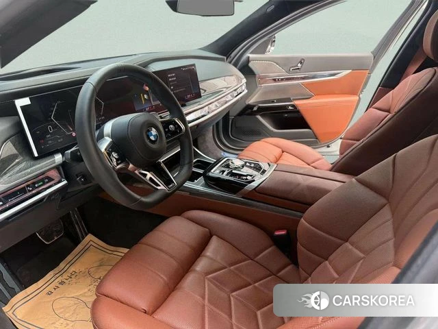 BMW 7 Series (G70) 2023 Светло-серебряный цвет из Кореи, фото 5