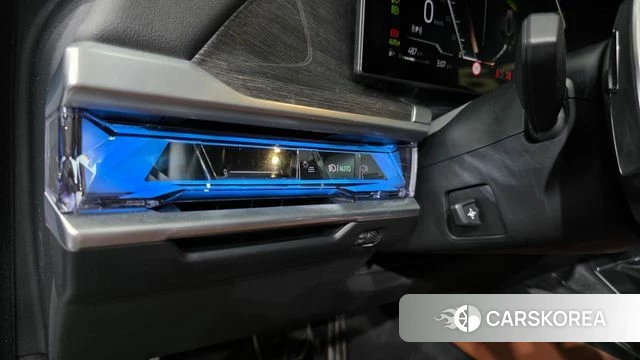 BMW 7 Series (G70) 2023 Светло-серебряный цвет из Кореи, фото 5